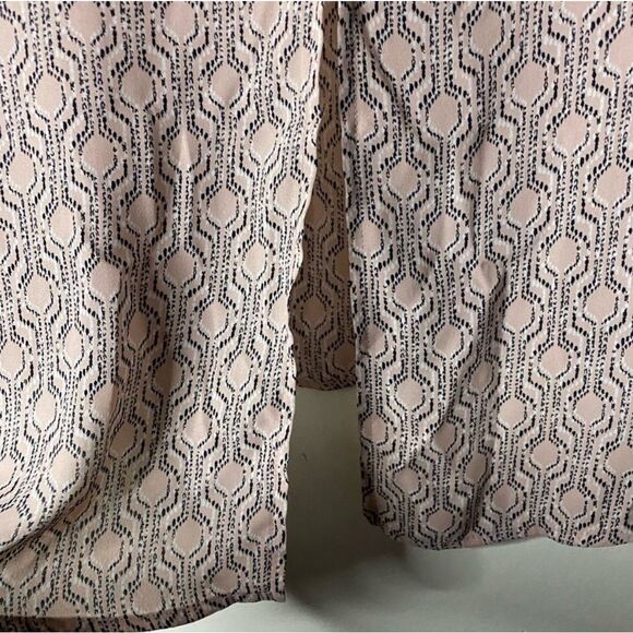 Torrid Geo Print Split Back Georgette Top Size 10 - Picture 8 of 9